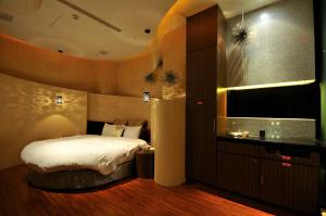 a hotel room with a bed and a window at Dubai Motel in Yilan City