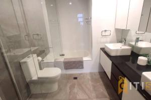 Vannituba majutusasutuses Delight in Dickson -2bd 2bth 2Csp Apt