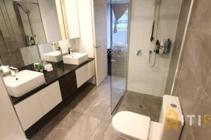 Vannituba majutusasutuses Delight in Dickson -2bd 2bth 2Csp Apt