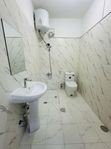Bathroom sa Private Entrance 2 Bedroom Apartment fully furnished