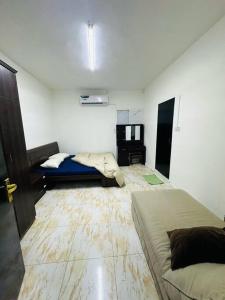 מיטה או מיטות בחדר ב-Private Entrance 2 Bedroom Apartment fully furnished