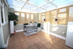 Large 3 Bed Bungalow - Beautiful Refurb - Garden في برمنغهام: غرفة كبيرة مع طاولة وبعض النوافذ