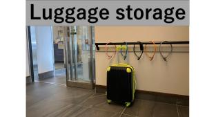 広島市にあるホテルクラス広島 十日市のスーツケースは荷物置き場の前に駐車しています。
