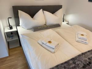 מיטה או מיטות בחדר ב-George-Beach Apartment Ossiachersee/Gerlitzen