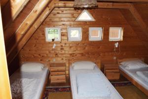 1 dormitorio con 2 camas en una cabaña de madera en Ferienhof Wikner, en Bruchhausen-Vilsen