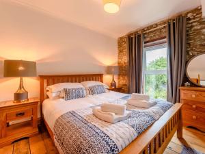 1 dormitorio con 1 cama con 2 almohadas en 3 Bed in Ferryside 88784, en Ferryside