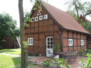 une cabane en rondins avec un toit incliné dans l'établissement Ferienhof Wikner, à Bruchhausen-Vilsen