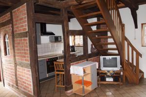 une cuisine avec un escalier et une télévision dans la chambre. dans l'établissement Ferienhof Wikner, à Bruchhausen-Vilsen