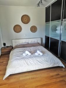 1 dormitorio con 1 cama y 2 toallas blancas en Aris Apt, en Caristo