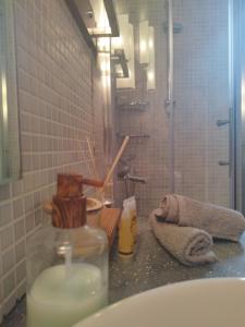 een badkamer met een wastafel en een fles zeep bij Aris Apt in Karistos