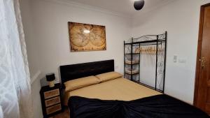 1 dormitorio con 1 cama en una habitación en FRANCY PLACE en Costa del Silencio