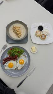 una mesa con un plato de comida para el desayuno. en Жемчужина гостиница Балхаш, en Baljash