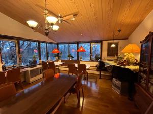 Ruang duduk di Niseko Pension Bellary