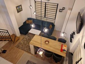 Una vista aérea de una sala de estar con una mesa y un sofá. en Apartman BJELA, en Bjelašnica 2 fotos más
