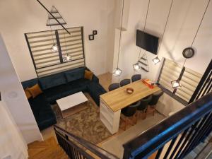 una vista aérea de una sala de reuniones con mesa y sillas en Apartman BJELA, en Bjelašnica