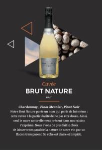 um anúncio para uma garrafa de vinho com uma foto de nozes em Expérience insolite : tonneau merveilleux em Cormoyeux