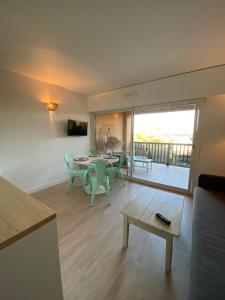 Μια τηλεόραση ή/και κέντρο ψυχαγωγίας στο Golfe de Saint-Tropez sea view Air Conditioned Navy House