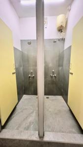 ein Badezimmer mit zwei Ständen in einem Zimmer in der Unterkunft 26 LaPorte in Puducherry
