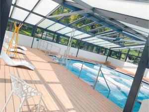 una piscina sul ponte di una barca di PROXIMITE LE PAL- Appartement 4 pers - Entrée SPA incluse a Bourbon-Lancy Altre 10 foto