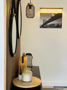 ein Zimmer mit einem Tisch und einer Kerze darauf in der Unterkunft Appartement design d’architecte in Massy
