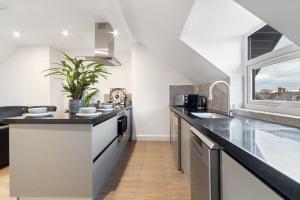 a kitchen with a black and white counter top at Wonderful Stay 2 Bedrooms Flat in Leicester