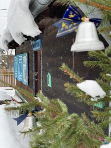 ein Weihnachtsbaum vor einem Haus mit Glocke in der Unterkunft Agroturystyka TaMarka in Soce