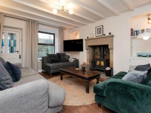 a living room with two couches and a fireplace at 4 Bed in Hawes 89363 in Hawes