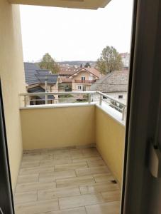 eine offene Tür zu einem Balkon mit Aussicht in der Unterkunft Apartman Ristic in Požarevac