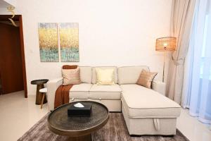 阿布達比的住宿－Al Reem Paragon 1BR Apartment，客厅配有沙发和桌子