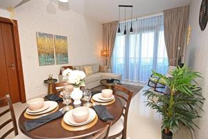 阿布達比的住宿－Al Reem Paragon 1BR Apartment，客厅设有餐桌、椅子和桌子