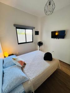 1 dormitorio con 1 cama y TV en la pared en La Ventana Apartments #6, en La Ventana