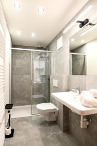 een badkamer met douche, wastafel en toilet bij Club House by Schladming-Appartements in Schladming