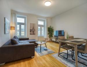 - un salon avec un canapé et une table dans l'établissement Flarent Vienna Apartments-WG, à Vienne
