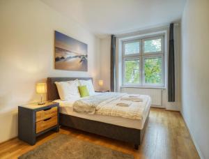 - une chambre avec un grand lit et une fenêtre dans l'établissement Flarent Vienna Apartments-WG, à Vienne