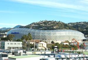 un estadio de fútbol con techo abovedado en una ciudad en B&B HOTEL Nice Stade Riviera en Niza