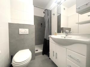Baño blanco con aseo y lavamanos en Studios im Haus Deutsch Krone I home2share, en Bad Rothenfelde
