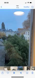 - une vue sur un arbre depuis une fenêtre avec un frisbee dans l'établissement L'esKale / Gare de Tours, à Tours