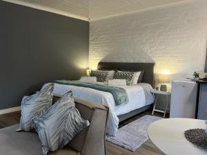 1 dormitorio con 1 cama grande y 1 sofá en The Charming Place, en Ciudad del Cabo