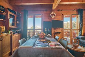 un comedor con una mesa con un bol de fruta. en Le chalet Sylvaine, en Le Dévoluy