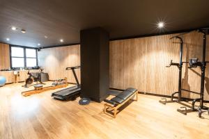 un gimnasio con varios equipos de ejercicio en una habitación en Les appartements de Montpellier en Montpellier