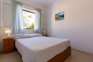 1 dormitorio con 1 cama grande y ventana en rentafive Nuevo Barbacoa Terraza Playa, en Gran Alacant