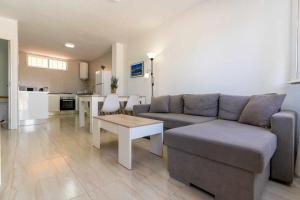 ein Wohnzimmer mit einem Sofa und einem Tisch in der Unterkunft rentafive Nuevo Barbacoa Terraza Playa in Gran Alacant