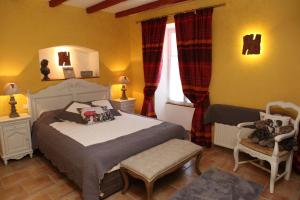um quarto com uma cama, 2 cadeiras e uma janela em Le Moulin de Beaunette em Grane