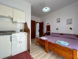 a room with a bed and a kitchen in it at Anemone in Pelekas