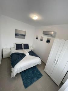 um quarto com uma cama e um armário branco em Golden Breeze Holidays em Sagres