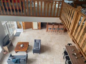 an overhead view of a living room with a table and chairs at Logement 6 personnes avec SPA in Essômes-sur-Marne