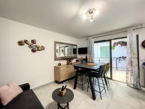 een woonkamer met een tafel en een eetkamer bij Charmant studio au cœur du centre-ville in Calvi