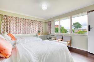 a bedroom with two beds and a window at Sweet Home between CBD and University in Hamilton