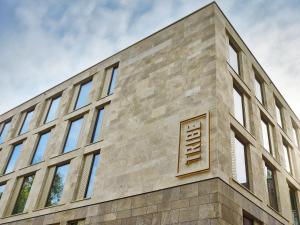- un bâtiment en briques avec des fenêtres sur le côté dans l'établissement TRIBE Baden-Baden, à Baden-Baden