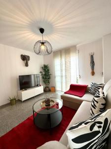 een woonkamer met een bank en een tafel bij Apartamento La Carihuela 2 in Torremolinos